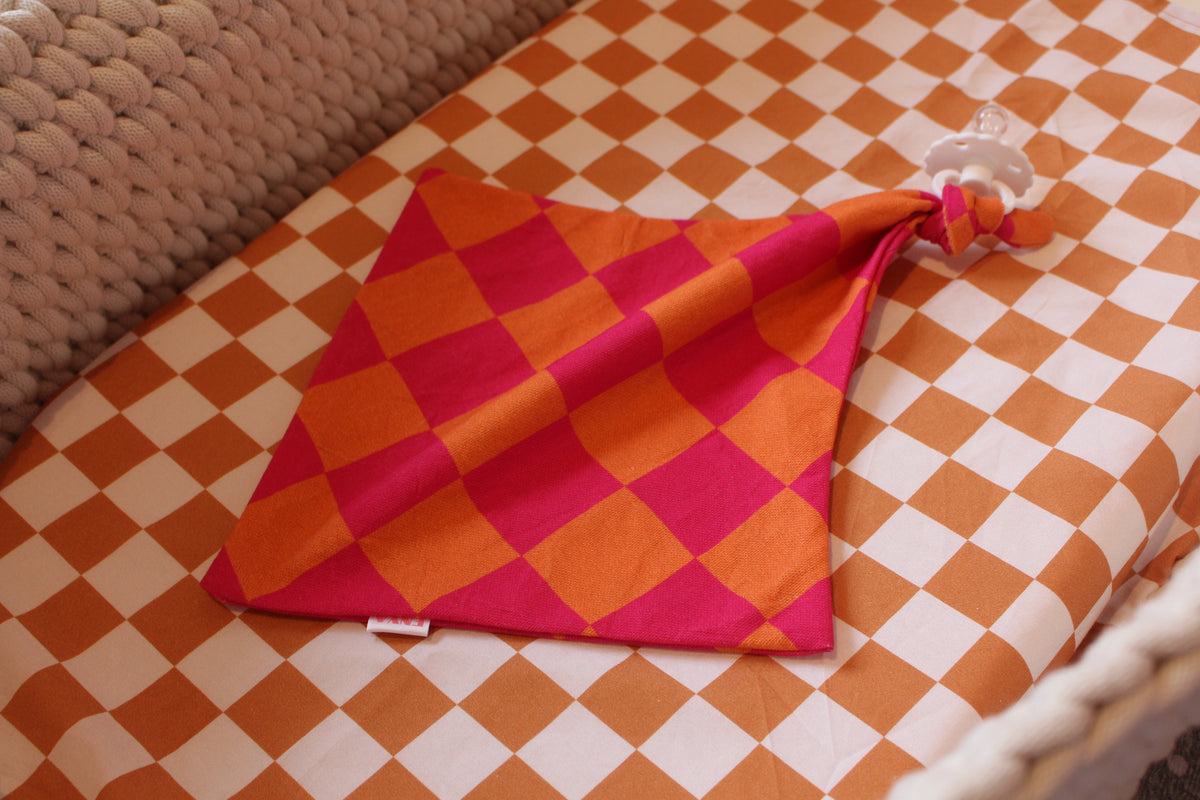 Speendoek roze/ oranje geblokt